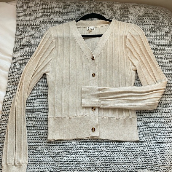 Fits like a medium. I’m a small and it fit me well also, like new!! Like New - Picture 2 of 4